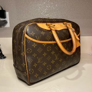 Beautiful Louis Vuitton Monogram Deuville
100% Authentic.